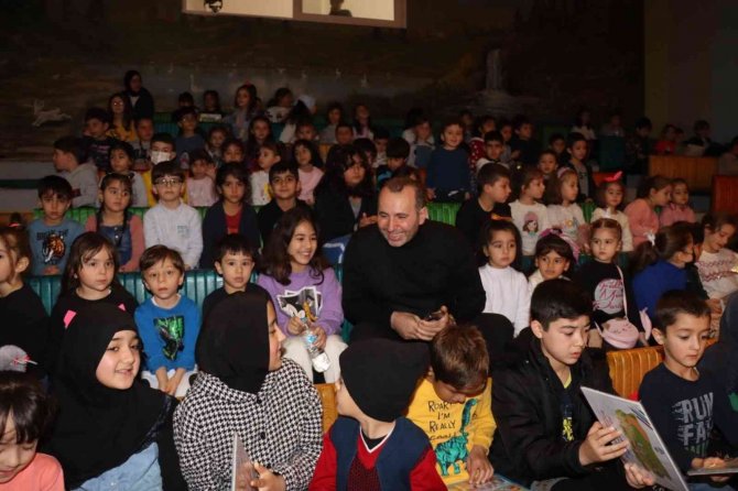 Yalova’da Minikler Tiyatro Oyunuyla Doyasıya Eğlendi