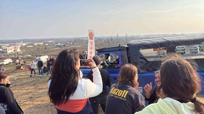 Kadın Yarışçılar Pistin Çamurunu Attı