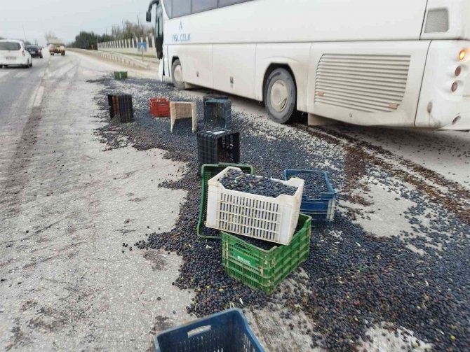 Kamyonet İle Servis Otobüsü Çarpıştı, 1,5 Ton Zeytin Yola Saçıldı
