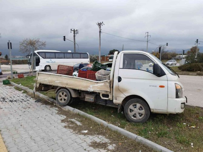 Kamyonet İle Servis Otobüsü Çarpıştı, 1,5 Ton Zeytin Yola Saçıldı
