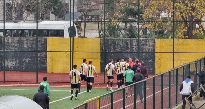 Tribünden Sahaya İnip Golü Vermeyen Hakeme Saldırdı