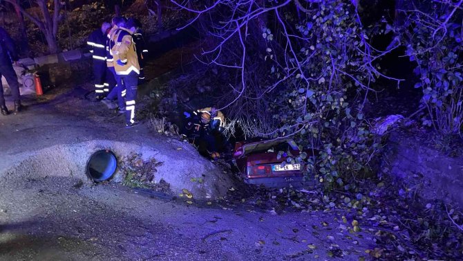 Kontrolden Çıkan Otomobil Kanala Devrildi: 1 Ölü