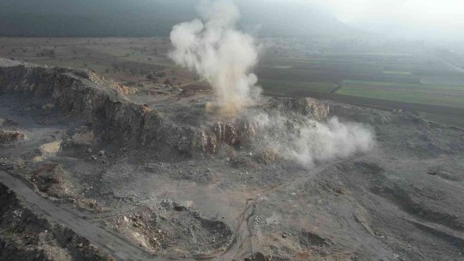 Dev Kayalar Dinamitle Parçalandı