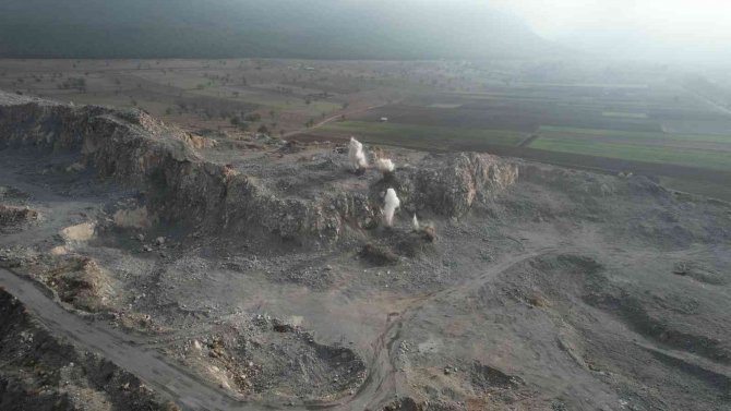 Dev Kayalar Dinamitle Parçalandı