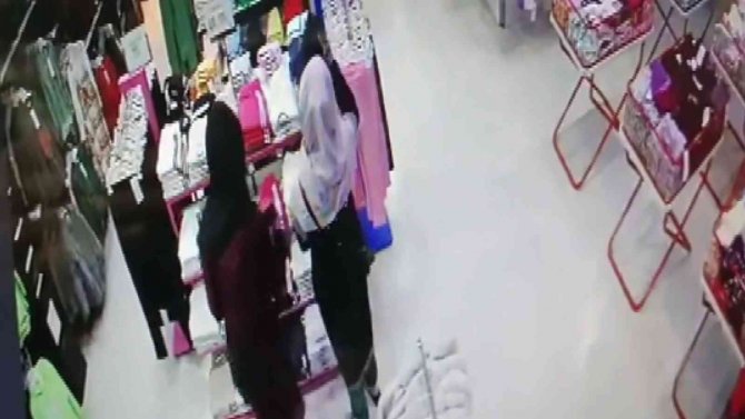 Çaldıkları Kıyafetleri Üst Üste Giyen İki Şahıs Yakalandı
