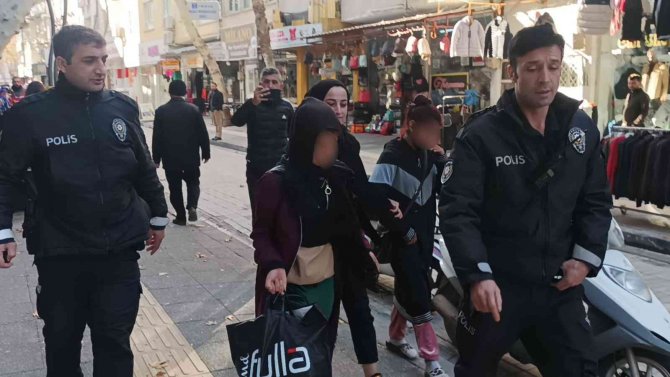 Çaldıkları Kıyafetleri Üst Üste Giyen İki Şahıs Yakalandı