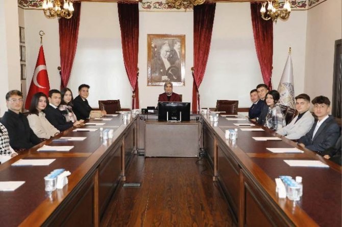 Vali Yiğitbaşı, Gençlerin Kariyer Planlarını Dinledi