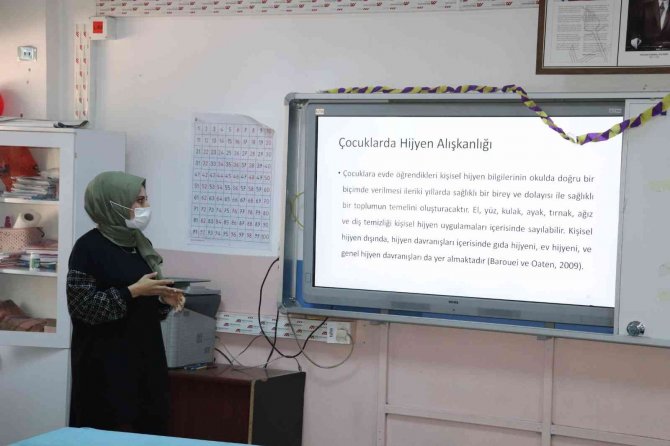 Ağrı’da Veliler Çocuklarıyla Aynı Sıralarda Ders Görüyor