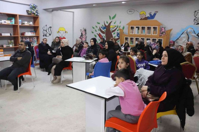 Ağrı’da Veliler Çocuklarıyla Aynı Sıralarda Ders Görüyor