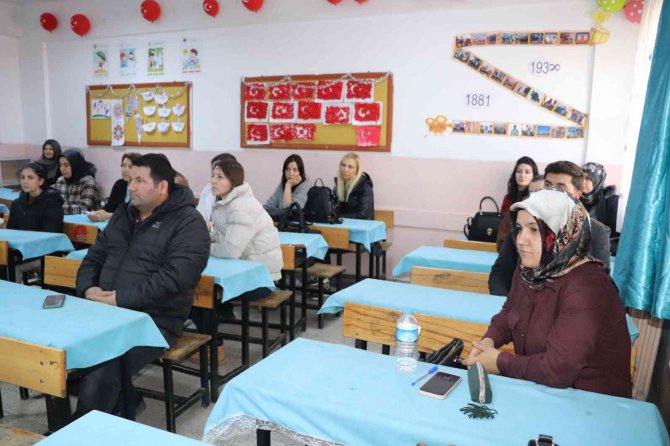 Ağrı’da Veliler Çocuklarıyla Aynı Sıralarda Ders Görüyor