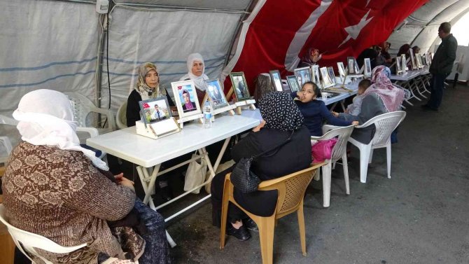 Diyarbakır Annelerinin Hdp’ye Karşı Direnişi Bin 204 Gündür Devam Ediyor