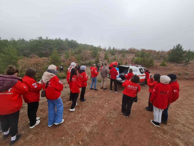 Akut Ve Öğrenci Kulüpleri Sokak Hayvanlarına Yiyecek Bıraktı