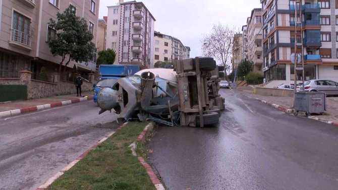 Kartal’da Virajı Alamayan Beton Mikserinin Devrildiği Kaza Kamerada
