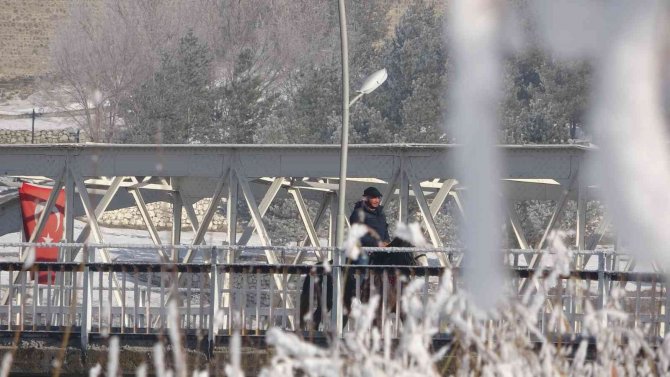 Göle, Eksi 14,1 Dereceyle Buz Tuttu