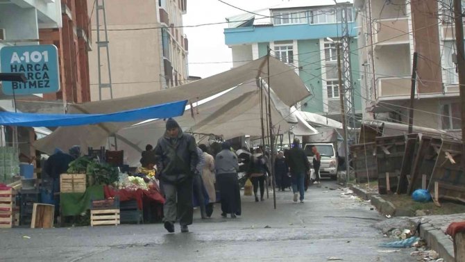 Arnavutköy’de Fırtına Nedeniyle Bazı Pazarcılar Çadır Kuramazken Bazılarıysa Isınmak İçin Ateş Yaktı