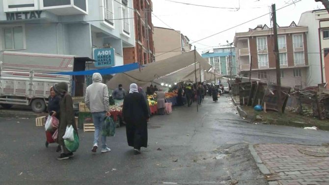 Arnavutköy’de Fırtına Nedeniyle Bazı Pazarcılar Çadır Kuramazken Bazılarıysa Isınmak İçin Ateş Yaktı