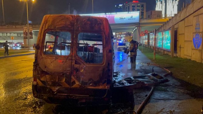 Ataşehir’de Alev Alev Yanan Servis Minibüsü Küle Döndü