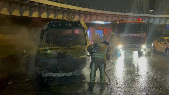 Ataşehir’de Alev Alev Yanan Servis Minibüsü Küle Döndü