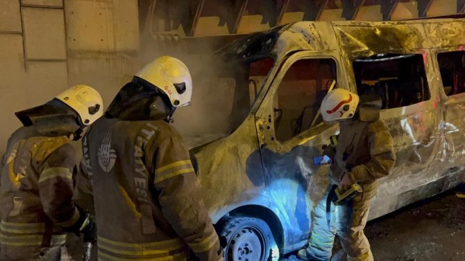 Ataşehir’de Alev Alev Yanan Servis Minibüsü Küle Döndü