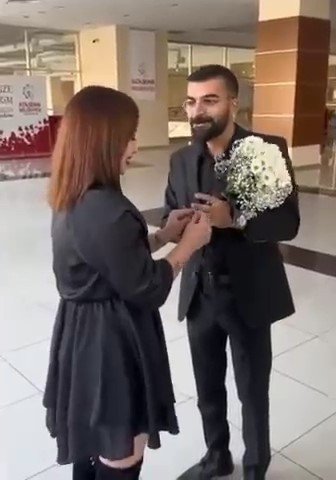 Ataşehir’de Evlilik Teklifinde Roller Değişti, Bu Sefer Kadın Evlenme Teklif Etti