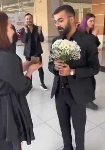 Ataşehir’de Evlilik Teklifinde Roller Değişti, Bu Sefer Kadın Evlenme Teklif Etti