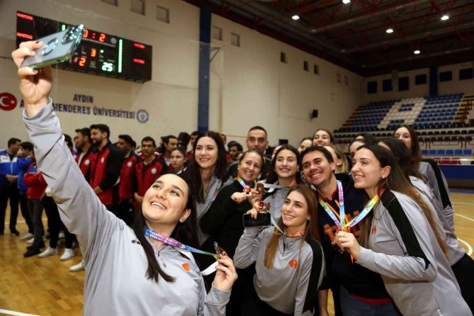 Adü, Voleybol Turnuvasında Ödülleri Topladı