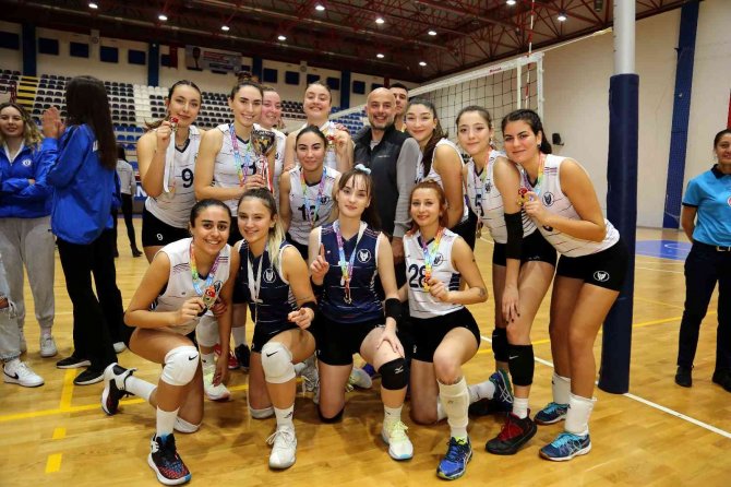 Adü, Voleybol Turnuvasında Ödülleri Topladı