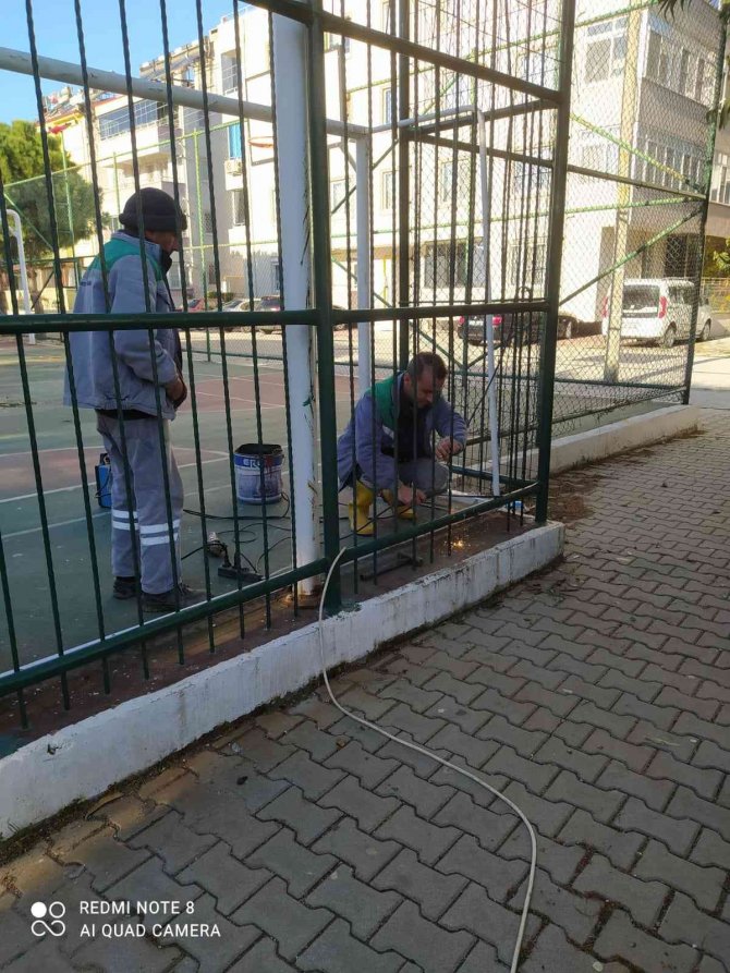 Burhaniye Merkezde Parklar Yenileniyor