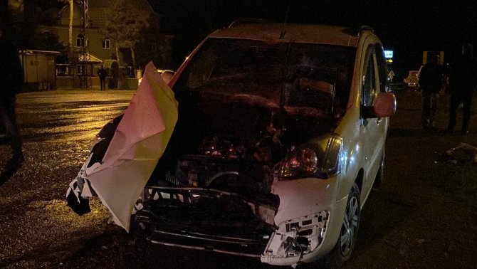 Hafif Ticari Araç Patpata Çarptı: 4 Yaralı