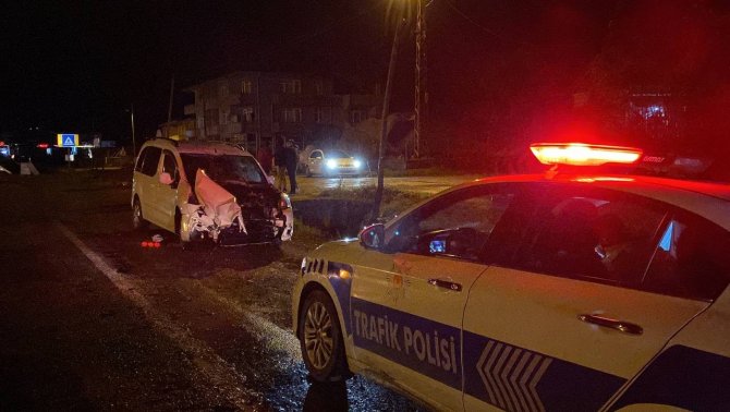 Hafif Ticari Araç Patpata Çarptı: 4 Yaralı