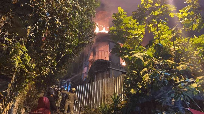 Beyoğlu’nda Evsizlerin Kaldığı 3 Katlı Metruk Bina Alev Alev Yandı