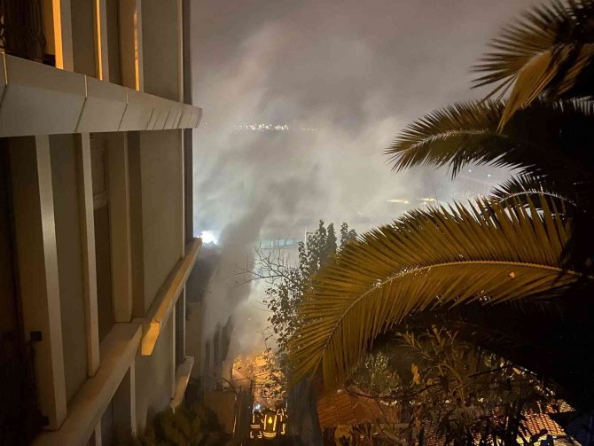 Beyoğlu’nda Evsizlerin Kaldığı 3 Katlı Metruk Bina Alev Alev Yandı