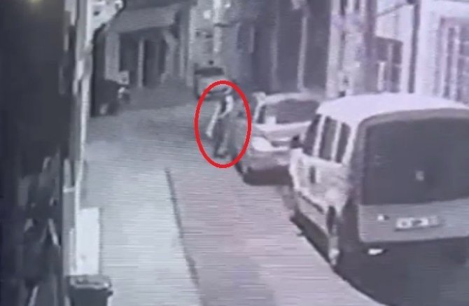 Bıçakla Araçların Lastiklerini Patlattı, O Anlar Kameralarda