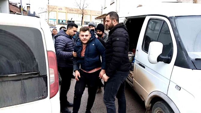 Girdiği Minibüste Mahsur Kalan Hırsızı Polis Kurtardı