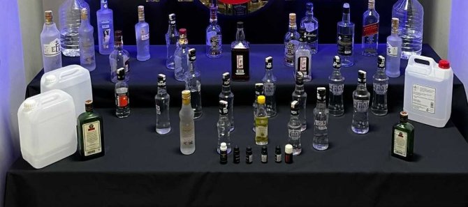 Yılbaşı Öncesi Piyasaya Kaçak Alkol Sürmeye Çalışan 8 Şüpheli Yakalandı