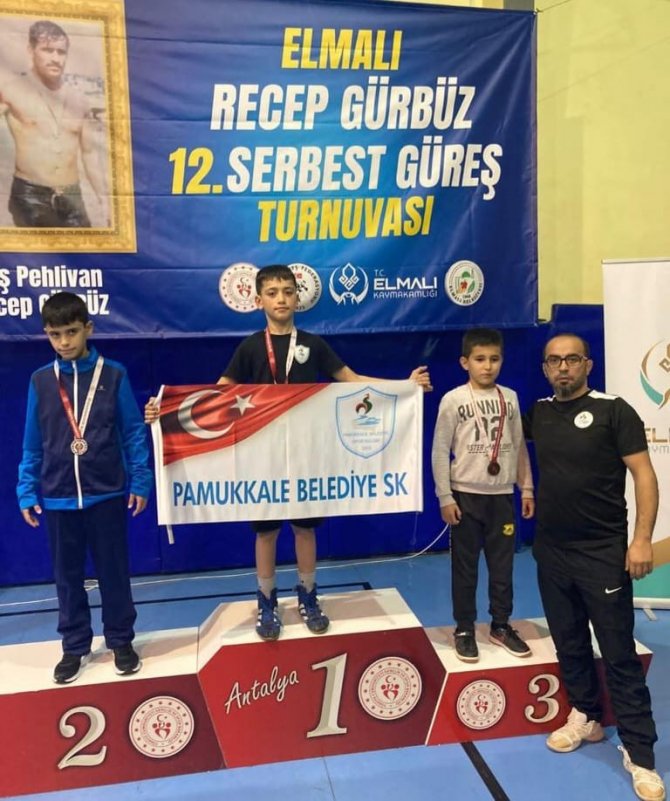 Pamukkaleli Sporcular Güreşte 11 Madalya Kazandı