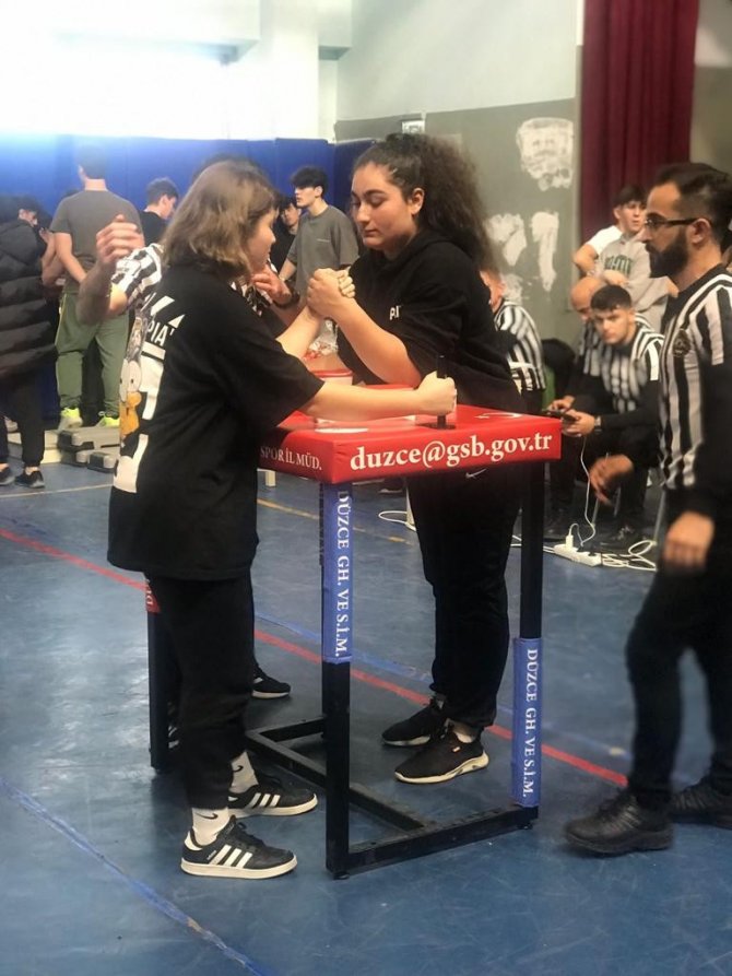 Bileklerini Yarıştırdılar