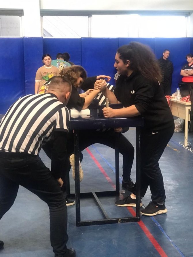 Bileklerini Yarıştırdılar