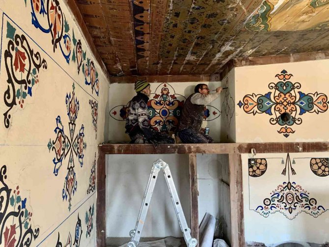 Baba Ve Kız Birlikte Nakkaşlık Sanatını Yaşatıyorlar