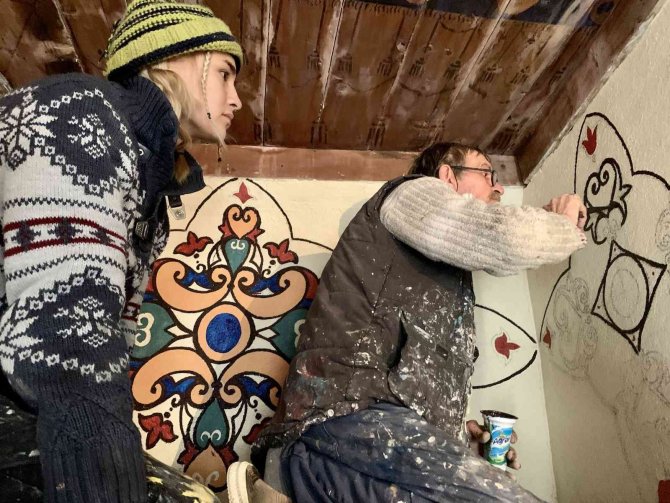 Baba Ve Kız Birlikte Nakkaşlık Sanatını Yaşatıyorlar