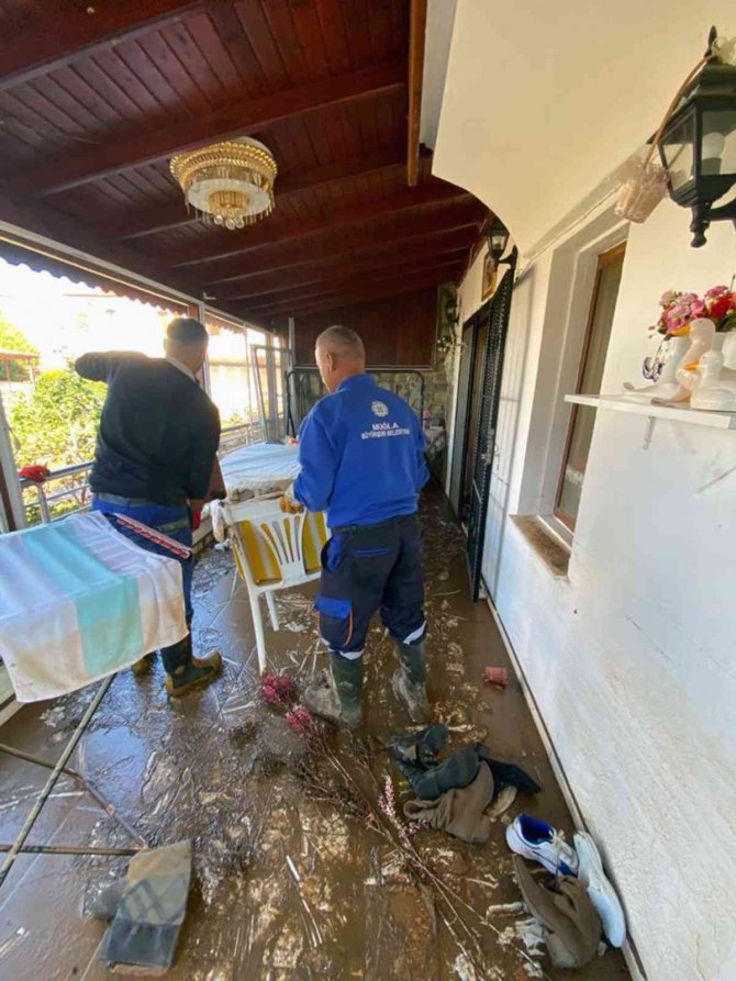 Büyükşehir Ekipleri Su Basan Evlerde Temizlik Yaptı