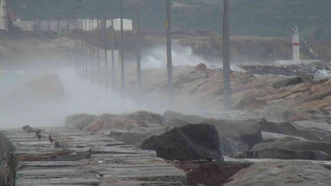 Fırtına Nedeni İle Tüm Gemi Seferleri İptal Edildi