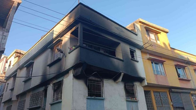 Evde Çıkan Yangın Korku Ve Paniğe Neden Oldu