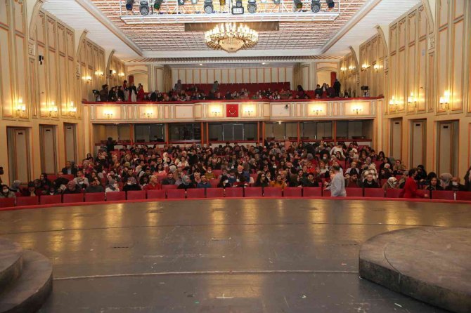 Gölbaşı Belediyesi’nden Yetişkinlere Yönelik Tiyatro Gösterimi