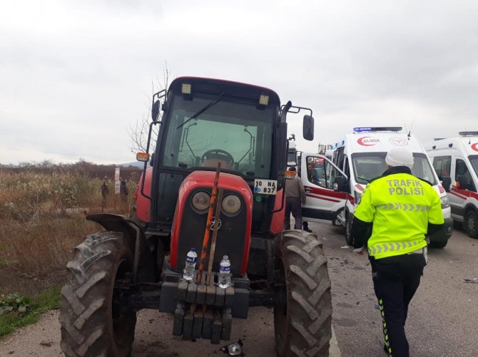 Traktöre Çarpan Otomobilde 3 Kişi Yaralandı