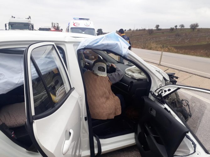 Traktöre Çarpan Otomobilde 3 Kişi Yaralandı