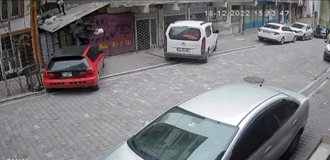 Hırsız İçin Nöbet Tutan Mahalleli Önce Yakalayıp Dövdü, Sonra Polise Teslim Etti