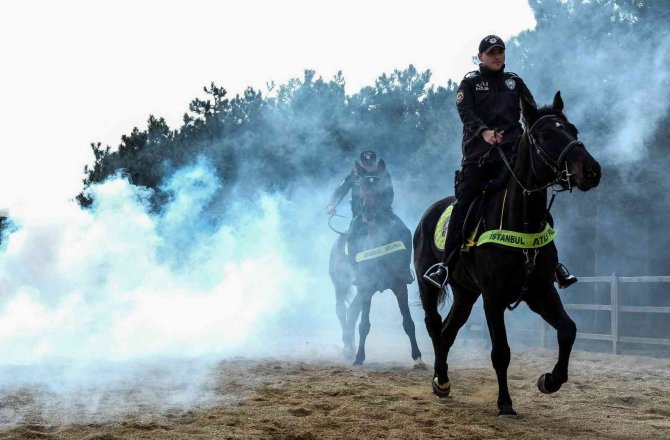 İ̇stanbul’da Atlı Polislerden Nefes Kesen Tatbikat