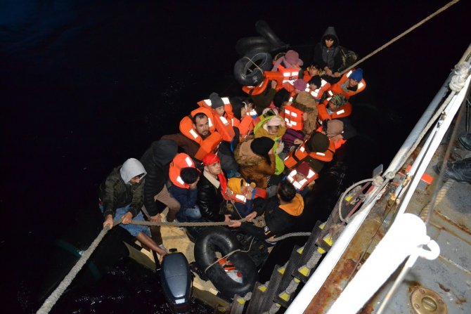 İ̇zmir Açıklarında 84 Düzensiz Göçmen Kurtarıldı, 26 Göçmen Yakalandı