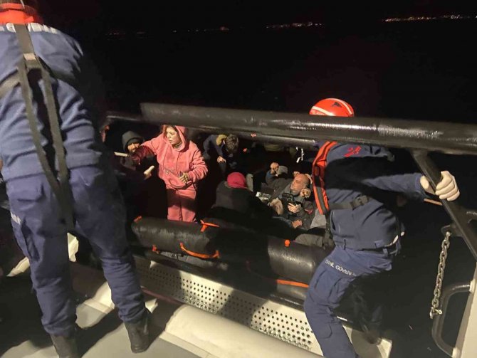 İ̇zmir Açıklarında 84 Düzensiz Göçmen Kurtarıldı, 26 Göçmen Yakalandı